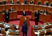 Vijat e kuqe të Altin Dumanit SEANCE PARLAMENTARE - Kreu i SPAK, Altin Dumani dhe deputeti Flamur Noka ne nje moment tensioni gjate nje seance parlamentare. Gjate seances, kane raportur kreret dhe perfaqesues te 5 institucioneve te drejtesise.