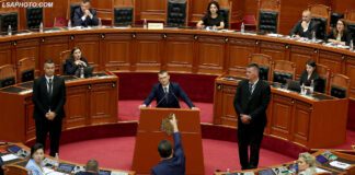 Vijat e kuqe të Altin Dumanit SEANCE PARLAMENTARE - Kreu i SPAK, Altin Dumani dhe deputeti Flamur Noka ne nje moment tensioni gjate nje seance parlamentare. Gjate seances, kane raportur kreret dhe perfaqesues te 5 institucioneve te drejtesise.