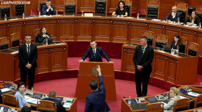 Vijat e kuqe të Altin Dumanit SEANCE PARLAMENTARE - Kreu i SPAK, Altin Dumani dhe deputeti Flamur Noka ne nje moment tensioni gjate nje seance parlamentare. Gjate seances, kane raportur kreret dhe perfaqesues te 5 institucioneve te drejtesise.
