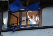 Mëkatet e Sali Berishës Ish kryeministri Sali Berisha tund flamuj te PD gjate festimeve ne rrugen Mustafa Matohiti