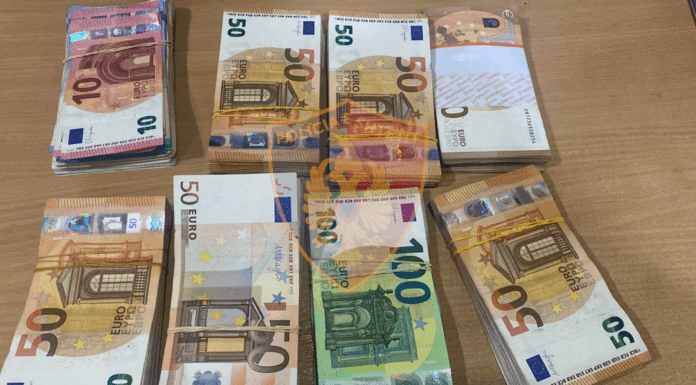 Fluksi i parave të “dyshimta” ndikojnë në zhvlerësimin e Euros Para të sekuestruara nga policia në pikën kufitare të Kapshticës, me 4.04.2023