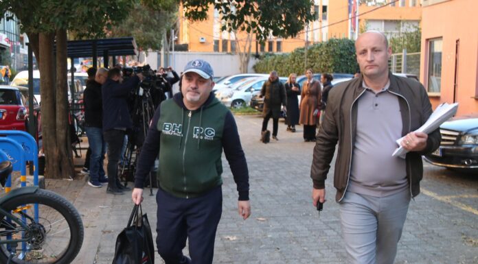 Dy gazetarë nën hetim nga Prokuroria e Posaçme Gjykata vendosi caktimin e 21 masave të sigurisë në kuadër të një hetimi ndaj një organizate kriminale, mes të ndaluarve një zyrtar i lartë policie dhe një gjyqtar