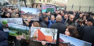 Veliaj dhe Xoxa përballë drejtësisë Protesta para gjykatës